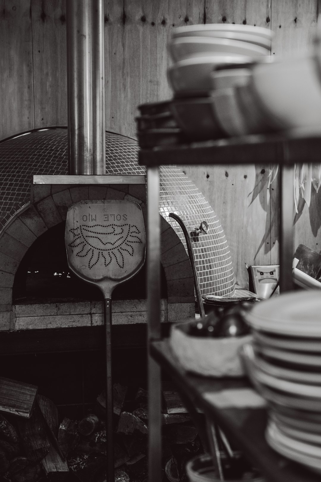 pizza-oven-with-peel-and-stacked-plates-dabloxn11yc
